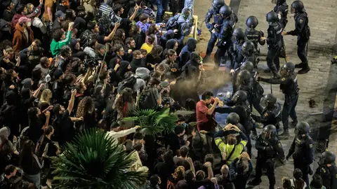 Cargas policiales en la Plaza de la Virgen, Valencia Cargas policiales en la Plaza de la Virgen, Valencia
