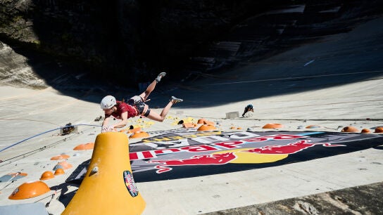 Antena 3 Deportes (10-11-24) Una subida radical por los 180 metros de la presa de Verzasca: as&iacute; fue el Red Bull Dual Ascent 2024