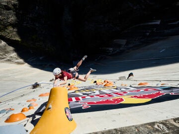 Antena 3 Deportes (10-11-24) Una subida radical por los 180 metros de la presa de Verzasca: así fue el Red Bull Dual Ascent 2024