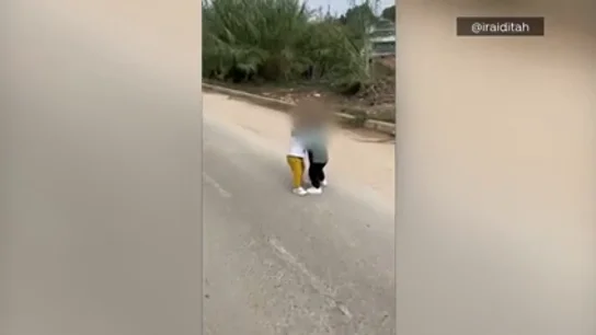 El abrazo de dos primos pequeños en Valencia El abrazo de dos primos pequeños en Valencia