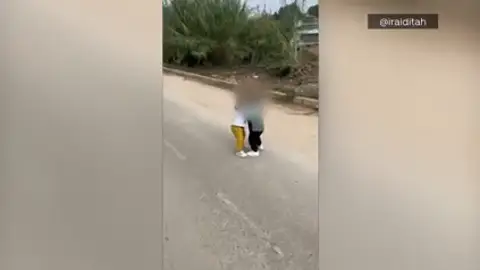 El abrazo de dos primos pequeños en Valencia El abrazo de dos primos pequeños en Valencia