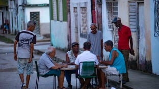 Varios hombres juegan domin&oacute; durante un apag&oacute;n, en el municipio Cerro, en La Habana 