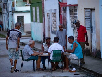 Varios hombres juegan dominó durante un apagón, en el municipio Cerro, en La Habana 