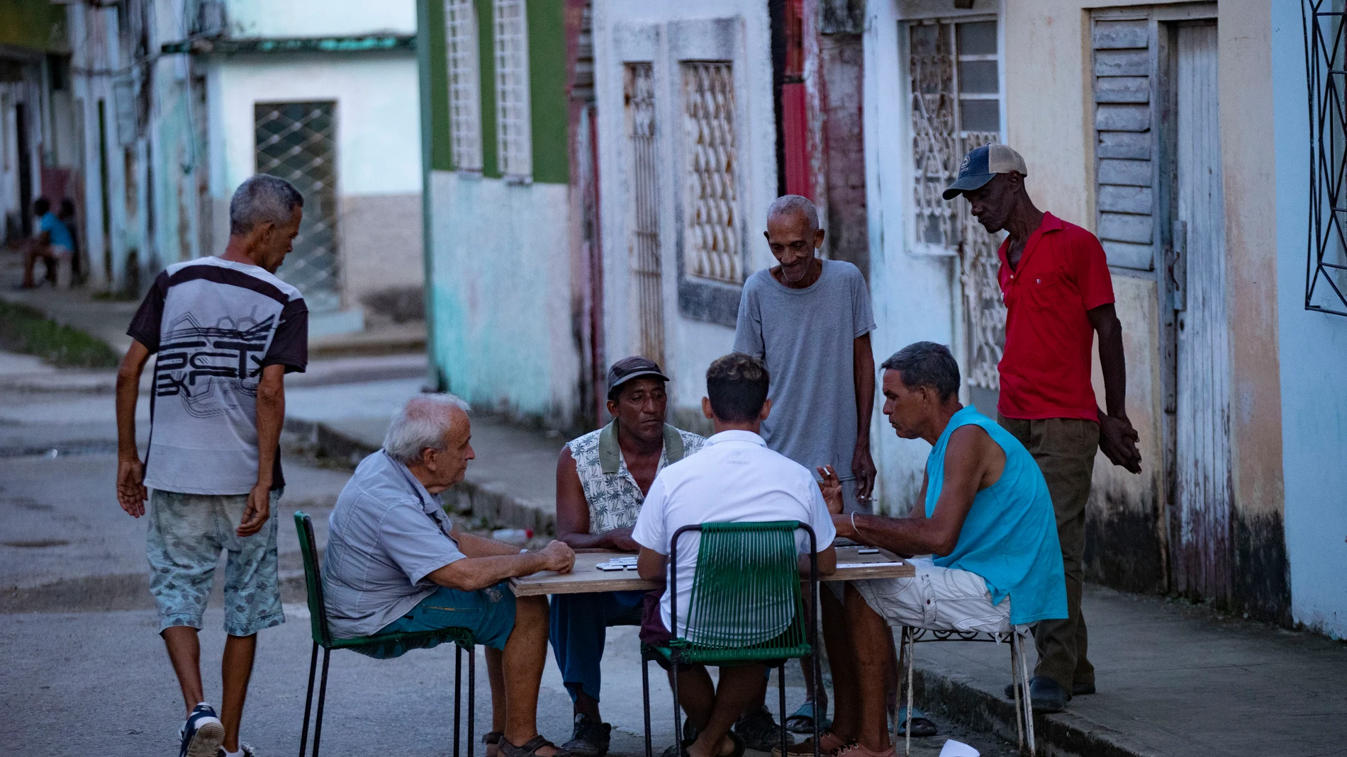 Varios hombres juegan dominó durante un apagón, en el municipio Cerro, en La Habana Varios hombres juegan dominó durante un apagón, en el municipio Cerro, en La Habana