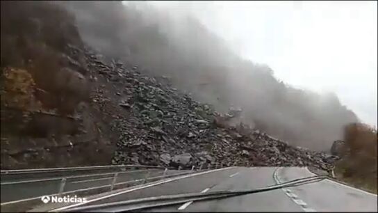 V&iacute;deo: un espectacular desprendimiento deja a 145 coches, 14 camiones y dos autobuses atrapados en la AP-66