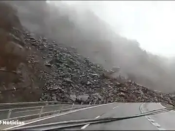 Vídeo: un espectacular desprendimiento deja a 145 coches, 14 camiones y dos autobuses atrapados en la AP-66 Vídeo: un espectacular desprendimiento deja a 145 coches, 14 camiones y dos autobuses atrapados en la AP-66