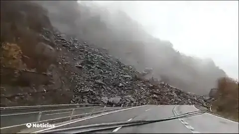 Vídeo: un espectacular desprendimiento deja a 145 coches, 14 camiones y dos autobuses atrapados en la AP-66 Vídeo: un espectacular desprendimiento deja a 145 coches, 14 camiones y dos autobuses atrapados en la AP-66