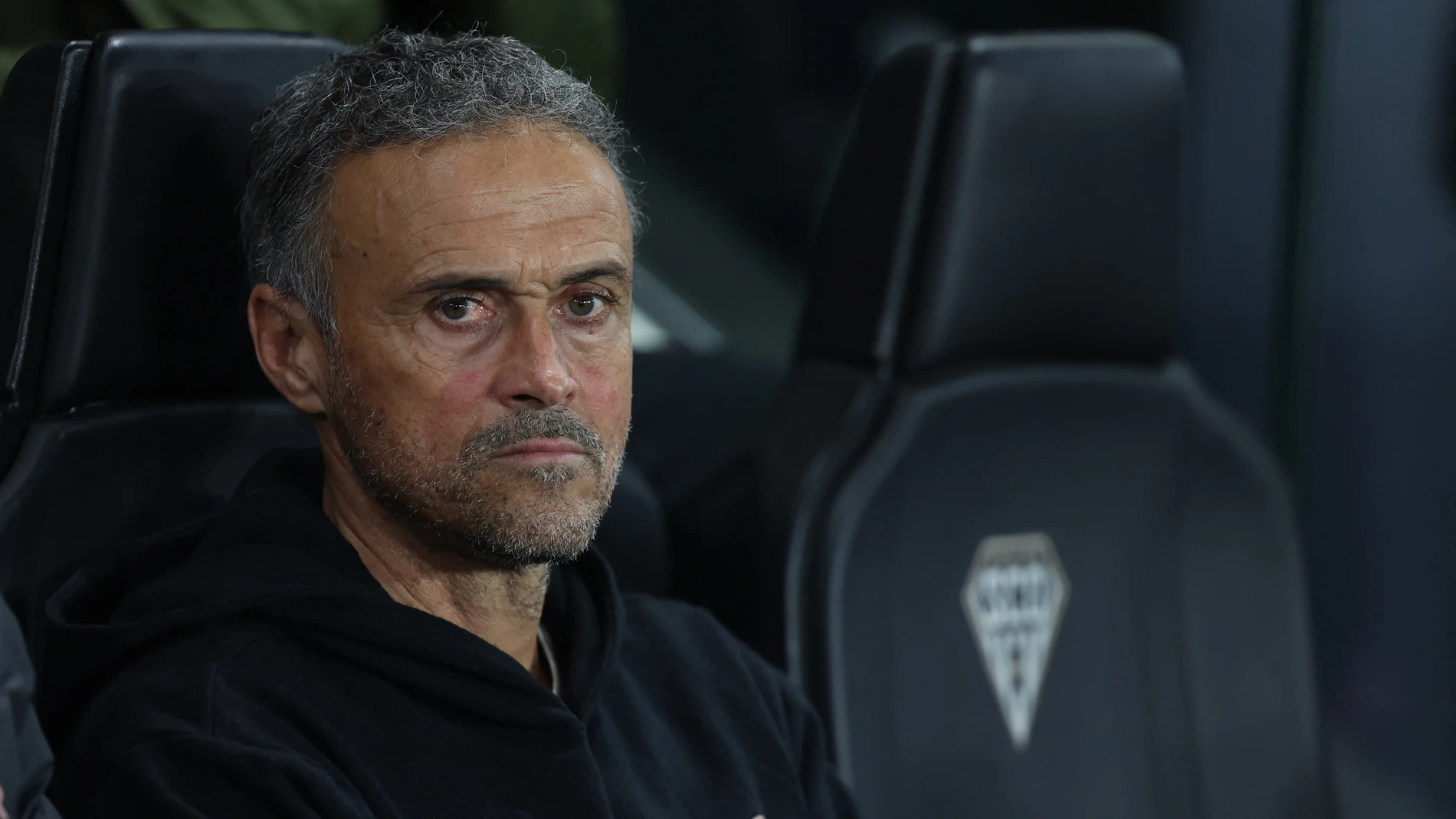 Luis Enrique, en el banquillo del Stade Jean-Bouin Luis Enrique, en el banquillo del Stade Jean-Bouin