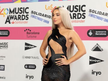 Lola Índigo posa a su llegada a la gala de premios musicales Los40 Music Awards 2024, en Barcelona