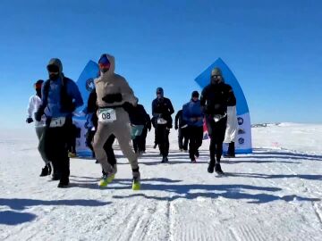 Participantes en la Antartic Ice Ultra 2024