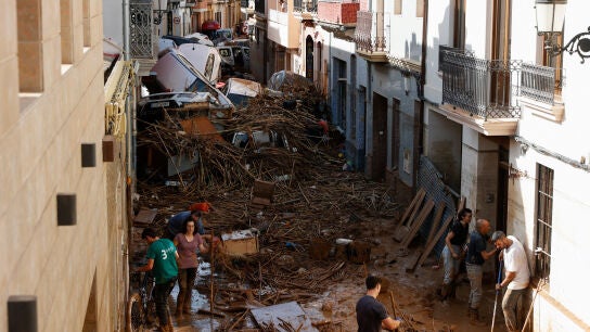 Un grupo de voluntarios se moviliza para hacer llegar maquinaria pesada a las zonas m&aacute;s devastadas por la Dana