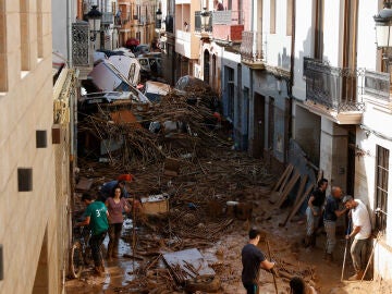 Un grupo de voluntarios se moviliza para hacer llegar maquinaria pesada a las zonas más devastadas por la Dana