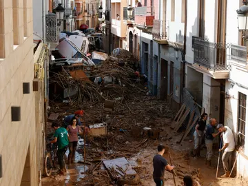 Un grupo de voluntarios se moviliza para hacer llegar maquinaria pesada a las zonas más devastadas por la Dana Un grupo de voluntarios se moviliza para hacer llegar maquinaria pesada a las zonas más devastadas por la Dana