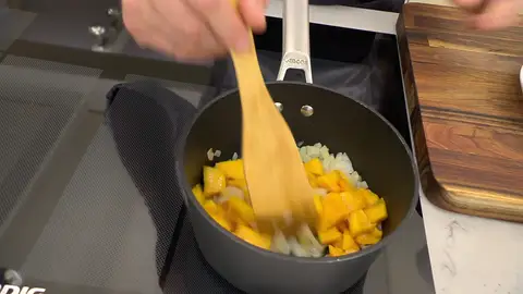 Pela el mango, córtalo en dados y añádelo Pela el mango, córtalo en dados y añádelo