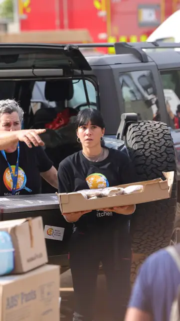 Aitana ayudando en Valencia Aitana ayudando en Valencia