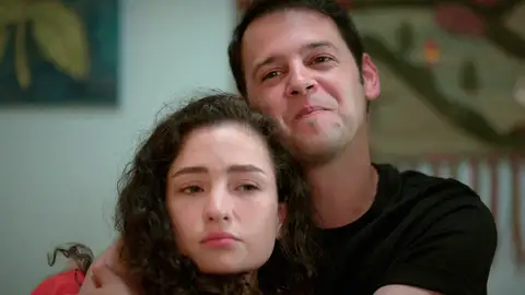 Oğulcan y Aybike descubren los secretos más íntimos de Cansu al leer su diario Oğulcan y Aybike descubren los secretos más íntimos de Cansu al leer su diario