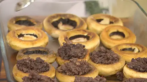 Rellena los champiñones con la morcilla Rellena los champiñones con la morcilla