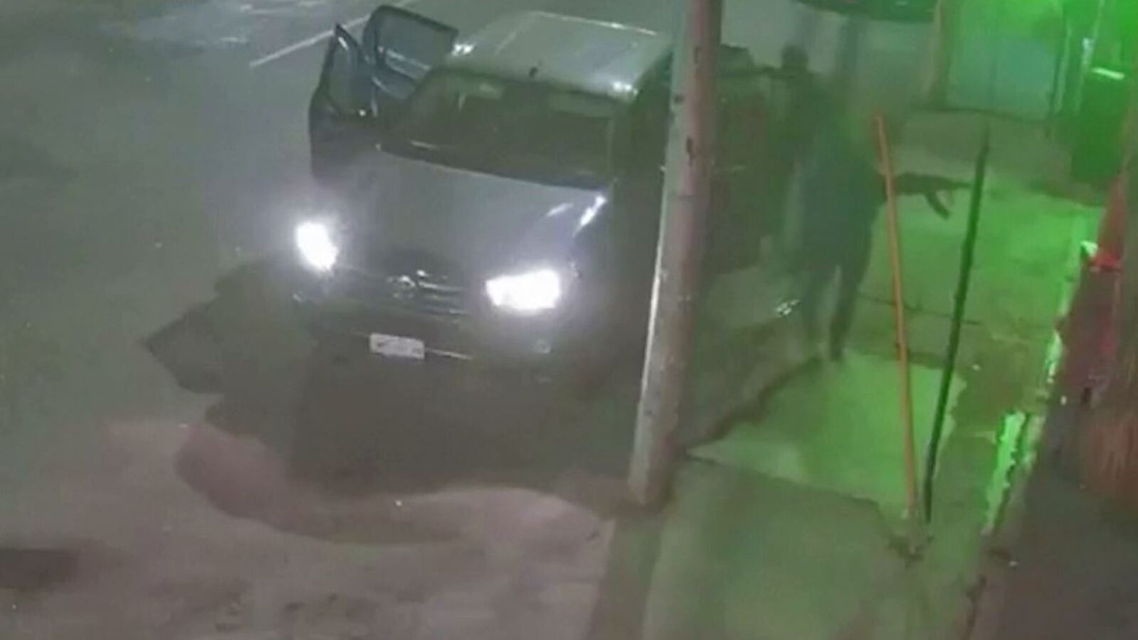 El momento en que hombres armados irrumpen en un bar en México y matan a 10 personas