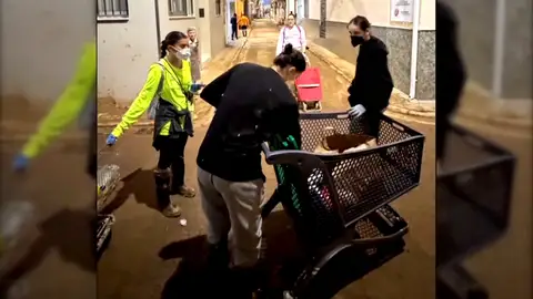 Carolina Marín se suma a las labores de ayuda en Valencia Carolina Marín se suma a las labores de ayuda en Valencia