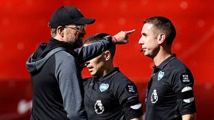 J&uuml;rgen Klopp y David Coote conversan en un partido de 2020