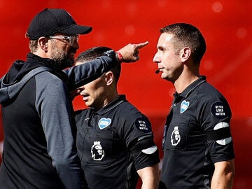 Jürgen Klopp y David Coote conversan en un partido de 2020