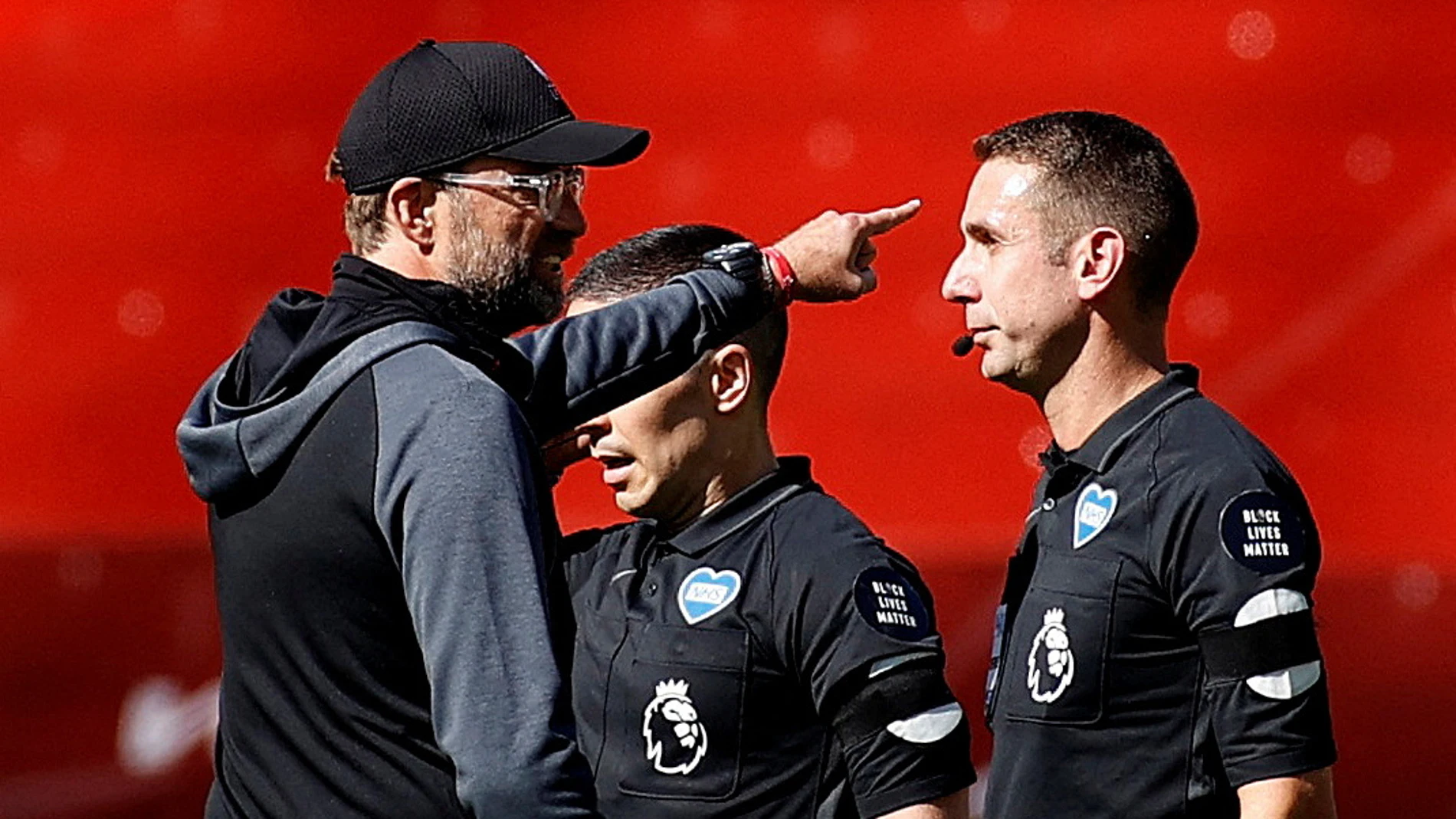 Jürgen Klopp y David Coote conversan en un partido de 2020 Jürgen Klopp y David Coote conversan en un partido de 2020