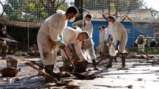 Voluntarios trabajan en las labores de retirada de lodo en el polideportivo de Masanasa
