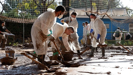 Voluntarios trabajan en las labores de retirada de lodo en el polideportivo de Masanasa Voluntarios trabajan en las labores de retirada de lodo en el polideportivo de Masanasa