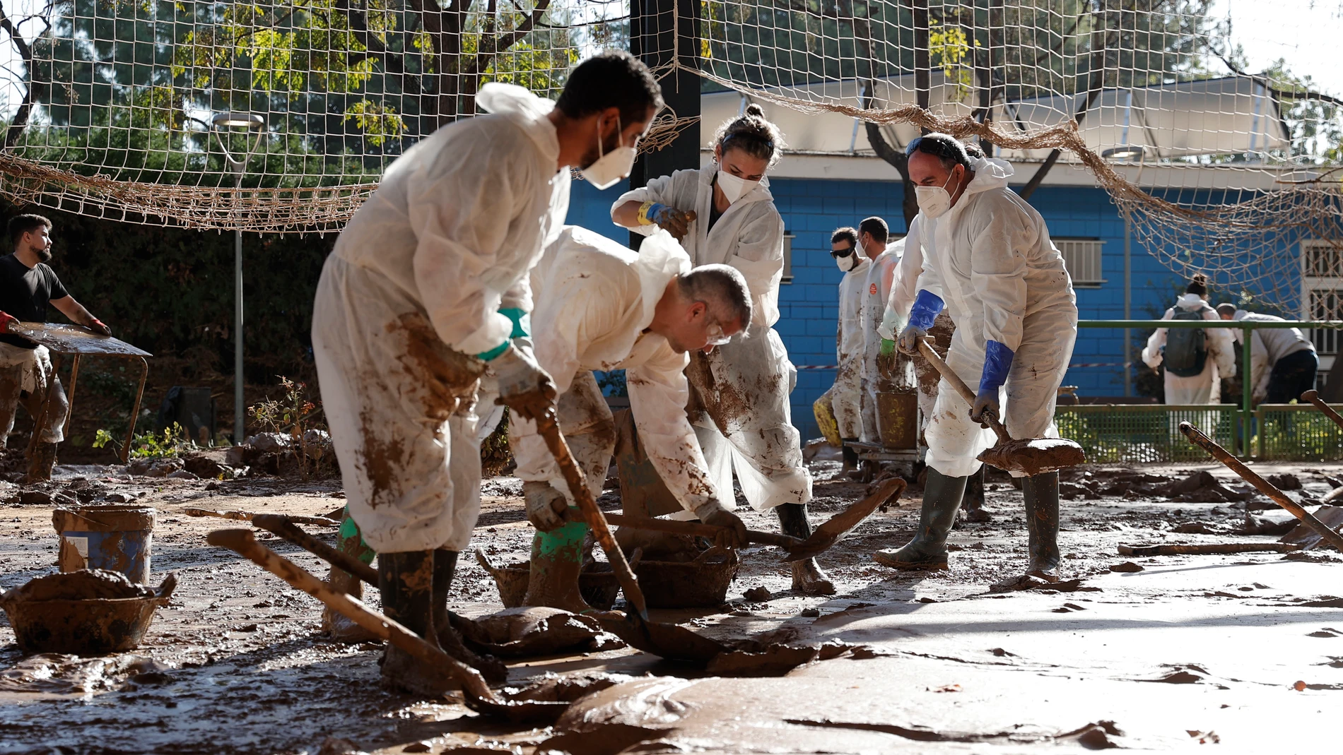 Voluntarios trabajan en las labores de retirada de lodo en el polideportivo de Masanasa Voluntarios trabajan en las labores de retirada de lodo en el polideportivo de Masanasa