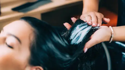 Aplicar acondicionador en las puntas del cabello Aplicar acondicionador en las puntas del cabello