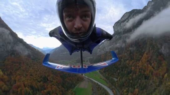 Peter Salzmann rompe r&eacute;cords en el wingsuit