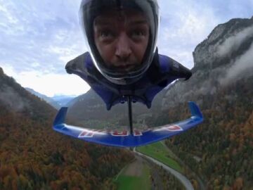 Peter Salzmann rompe récords en el wingsuit