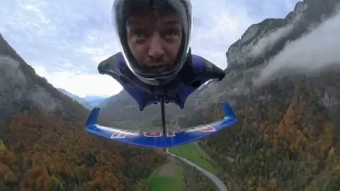 Peter Salzmann rompe récords en el wingsuit Peter Salzmann rompe récords en el wingsuit