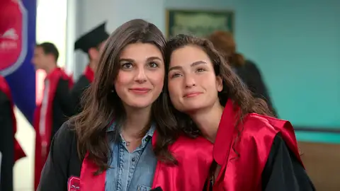 En el próximo capítulo de Hermanos: los Eren y sus amigos cierran su etapa en el Ataman con un inolvidable día, ¡su graduación! En el próximo capítulo de Hermanos: los Eren y sus amigos cierran su etapa en el Ataman con un inolvidable día, ¡su graduación!