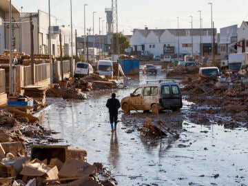 Imagen de un polígono de Catarroja (Valencia) tras el paso de la DANA