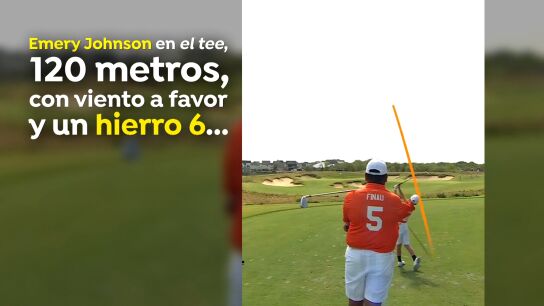 Emery Johnson, en el momento de lograr el hoyo en uno