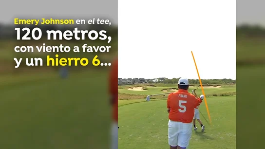 Emery Johnson, en el momento de lograr el hoyo en uno Emery Johnson, en el momento de lograr el hoyo en uno