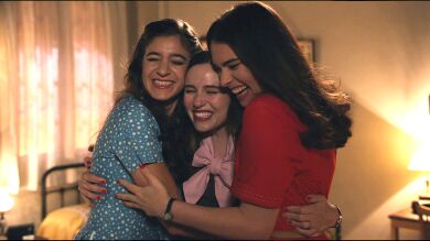 Claudia, radiante de felicidad en su despedida de soltera: ¡Carmen y Fina le regalan un vestido de novia!