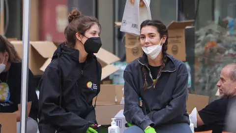 Anita Matamoros y Anna Ferrer ayudando a los afectados por la DANA Anita Matamoros y Anna Ferrer ayudando a los afectados por la DANA