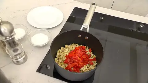 Corta los pimientos en dados e incorpóralos Corta los pimientos en dados e incorpóralos