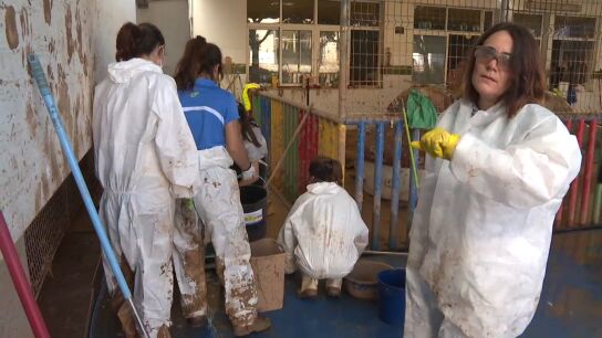 Labores de limpieza en uno de los colegios afectados