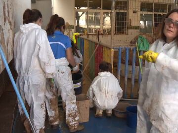 Labores de limpieza en uno de los colegios afectados
