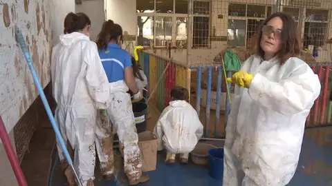 Labores de limpieza en uno de los colegios afectados Labores de limpieza en uno de los colegios afectados