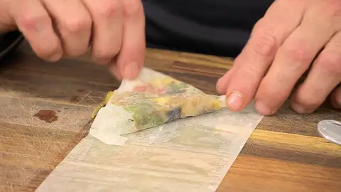 Dóblala (varias veces) sobre el relleno formando un triángulo Dóblala (varias veces) sobre el relleno formando un triángulo