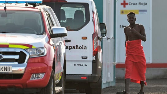 Imagen de uno de los 69 inmigrantes rescatados por la embarcaci&oacute;n de Salvamento Mar&iacute;timo