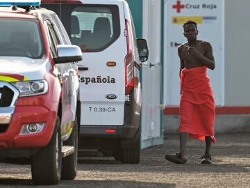 Imagen de uno de los 69 inmigrantes rescatados por la embarcación de Salvamento Marítimo