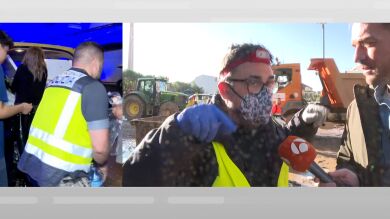 El político que limpia con sus vecinos el barro de la DANA, ante la llegada de una nueva: 