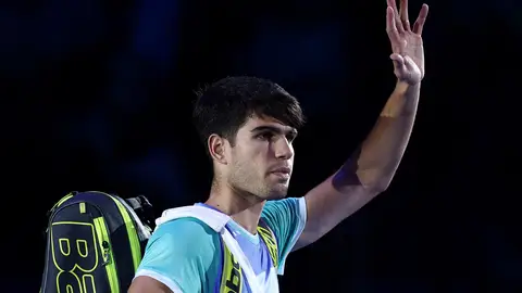 Carlos Alcaraz se despide del público de Turín tras su derrota ante Casper Ruud Carlos Alcaraz se despide del público de Turín tras su derrota ante Casper Ruud