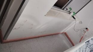  Barandilla carcomida, paredes con humedades. As&iacute; est&aacute;n las instalaciones del Hospital Universitario de Canarias 