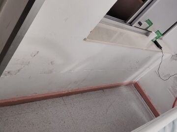  Barandilla carcomida, paredes con humedades. Así están las instalaciones del Hospital Universitario de Canarias 